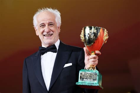 Isabella Ferrari con la Coppa Volpi