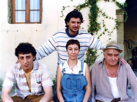 Fotogramma tratto dal film Il Ciclone con il cast principale