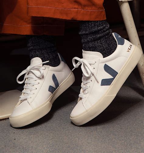 Sneakers Veja su sfondo minimalista