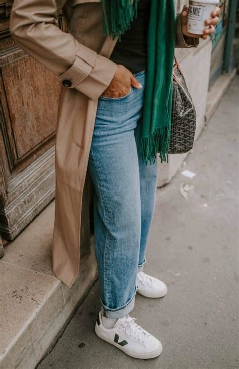 Modella che indossa sneakers Veja con un outfit casual-chic