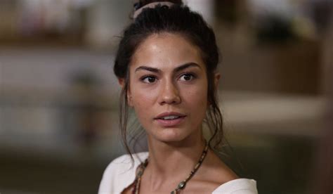 Demet Özdemir sul set di una serie televisiva