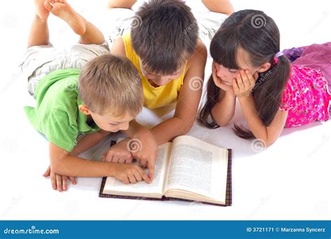 Bambini che leggono un libro di fiabe