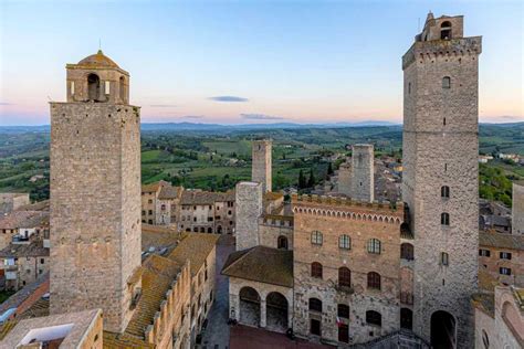 rappresentazione ideale di una città medievale italiana con mura, torri e piazze