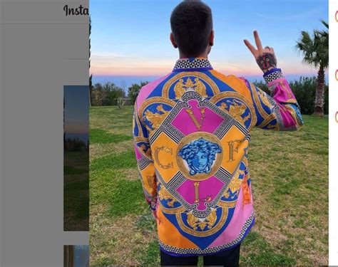 Camicia di Fedez con iniziali F.C.L.V.