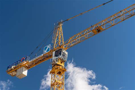 gru in azione in un cantiere