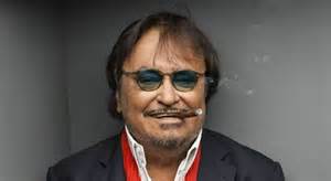 Umberto Smaila impegnato in una sessione di registrazione in studio