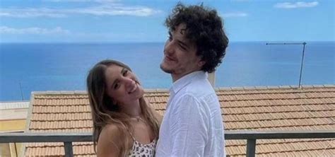 Un'infografica che illustra il percorso artistico condiviso tra Angelina Mango e Antonio Cirigliano