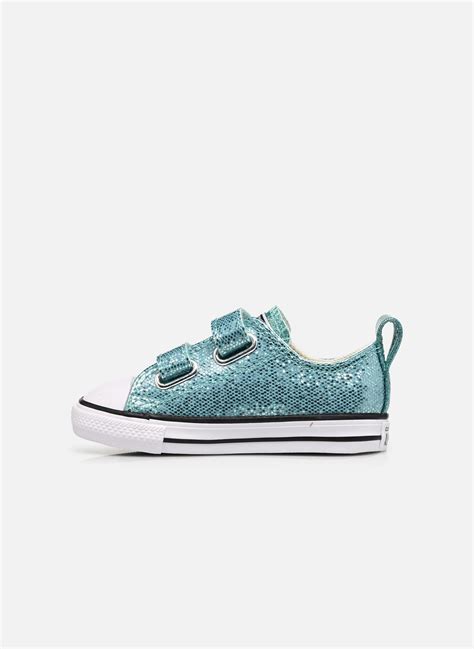 bambina che indossa sneakers Converse All Star