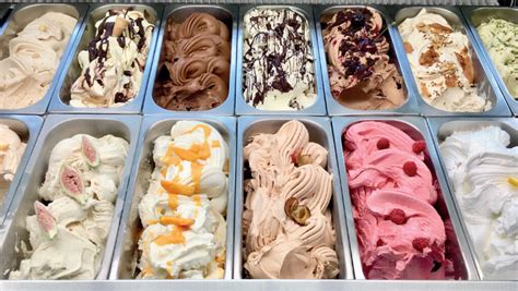 Dettaglio di un banco gelati artigianali con un'ampia varietà di gusti esposti