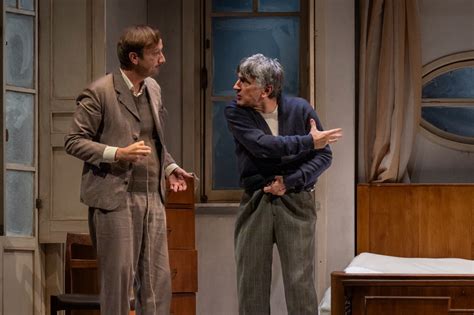 Vincenzo Salemme in una scena teatrale