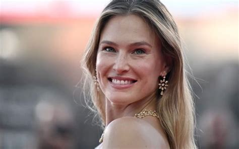 Bar Refaeli su un red carpet internazionale in un abito elegante che esalta la sua figura