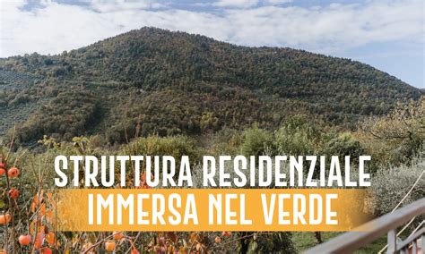 veduta panoramica di una struttura residenziale mediterranea immersa nel verde salentino