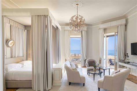 interni di una suite elegante con vista sul giardino privato