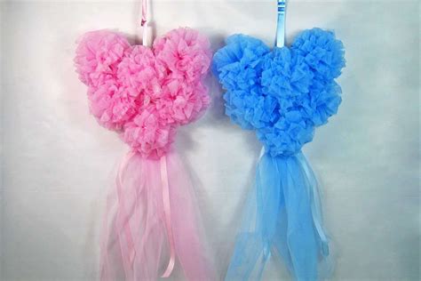 un fiocco rosa appeso alla porta di casa per festeggiare una nascita