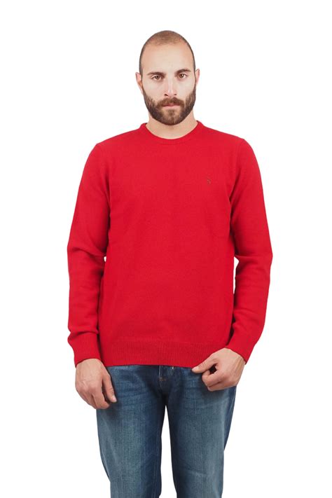 dettaglio di lavorazione a maglia in lana rossa per un gilet da bambino