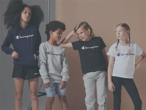 Dettaglio di calzature e abbigliamento sportivo per bambina