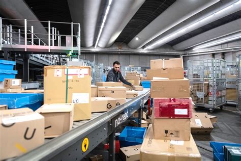 Logistica moderna e pacchi pronti per la spedizione