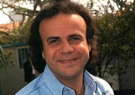 Jerry Calà sul palco durante una delle sue recenti performance musicali