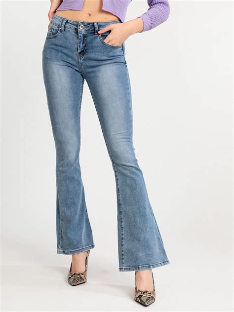 Infografica che mostra le differenze di vestibilità tra jeans a zampa, jeans dritti e jeans baggy per ragazze