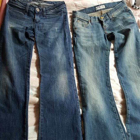 Set di sneakers trendy affiancate a diverse paia di jeans a zampa in un negozio d'abbigliamento giovanile