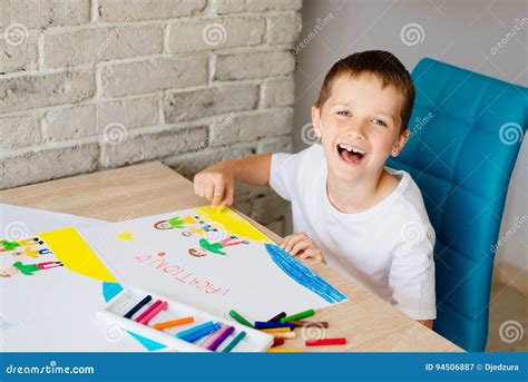 Bambino felice mentre disegna e impara con il pregrafismo