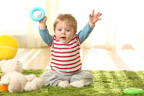 Bambino che esamina un giocattolo