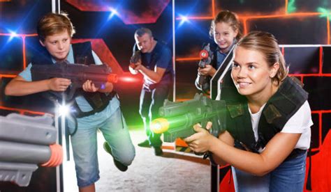 Bambini che giocano a laser tag
