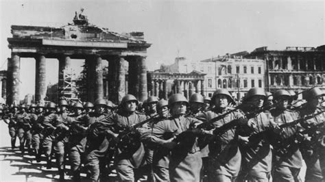 Soldati dell'Armata Rossa a Berlino durante la fase finale del conflitto mondiale