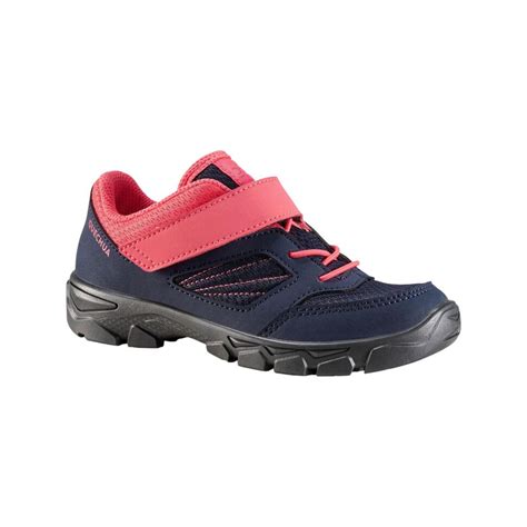 Bambina che sceglie scarpe Decathlon