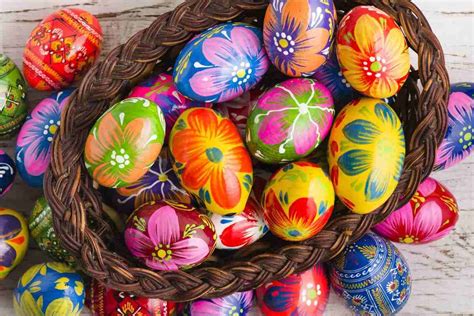 uova di Pasqua creative con materiali artistici