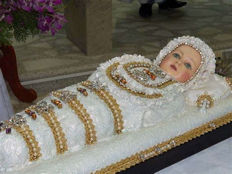 rappresentazione artistica di Maria Bambina in fasce