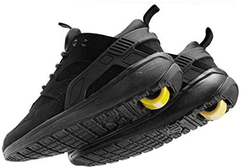 Bambino con scarpe con rotelle in azione