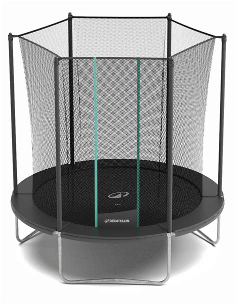 Trampolino Decathlon 240 in un giardino