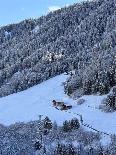 paesaggio invernale di un agriturismo immerso nella natura collinare