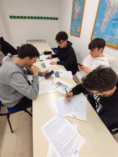 studenti al lavoro sulla cartapesta per la creazione del Puccio