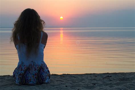 ragazza che guarda il mare con serenità e consapevolezza