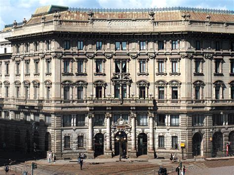 Veduta storica del Palazzo del Credito Italiano in Piazza Cordusio a Milano, fulcro della storia bancaria dell'istituto.