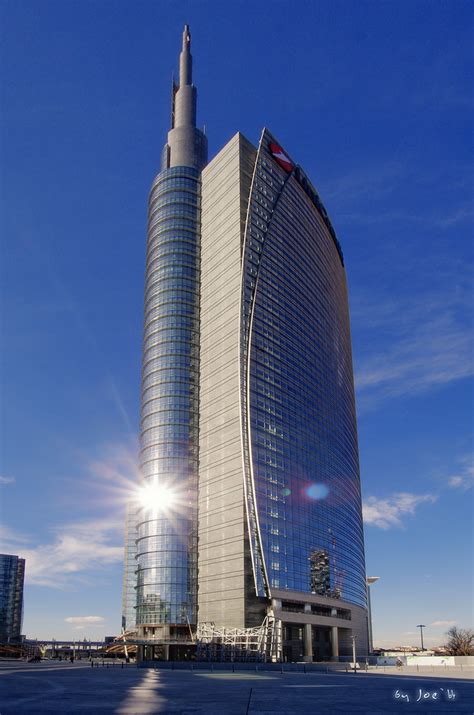 La sede direzionale nella Torre UniCredit a Milano, simbolo della moderna operatività bancaria in un contesto internazionale.
