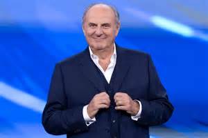 Gerry Scotti alla conduzione di un programma televisivo
