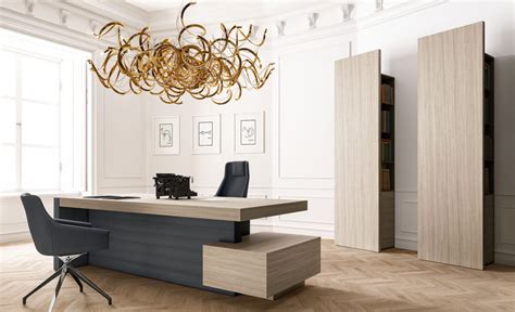 Studio legale moderno con scrivania e codici civili