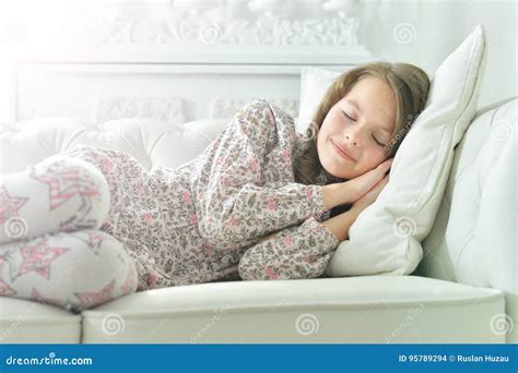bambina che dorme serenamente con pigiama comodo