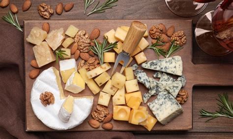 dettaglio di una degustazione di formaggi locali in un ambiente tipico della Valsassina