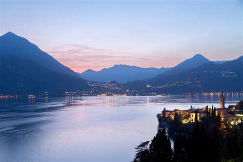 Panorama suggestivo del Lago di Como con architetture locali
