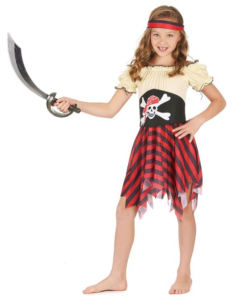 bambina vestita da pirata con accessori fatti in casa
