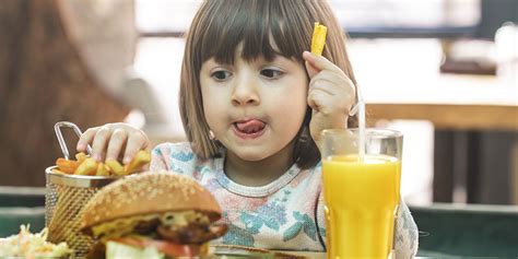 infografica sui rischi del junk food nei bambini