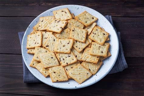 crackers fatti in casa appena sfornati