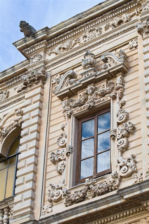 Dettaglio dell'architettura barocca leccese tipica dei centri storici del Salento