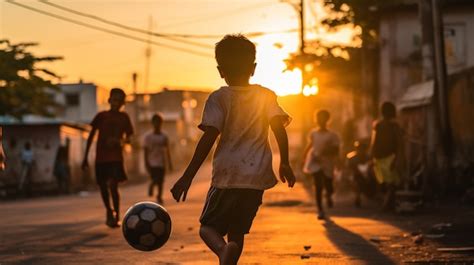 Bambini che giocano all'aperto indossando scarpe Nike