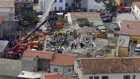 Soccorsi tra le macerie della scuola Jovine a San Giuliano di Puglia