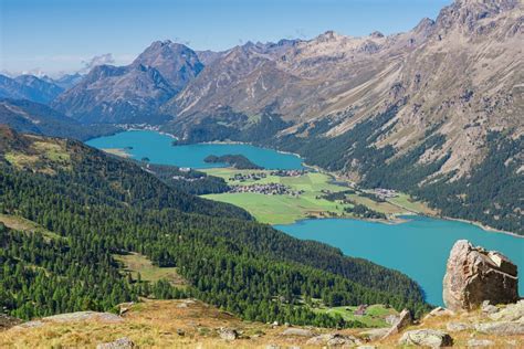 Panorama dell'Alta Engadina con i suoi laghi cristallini e le vette innevate